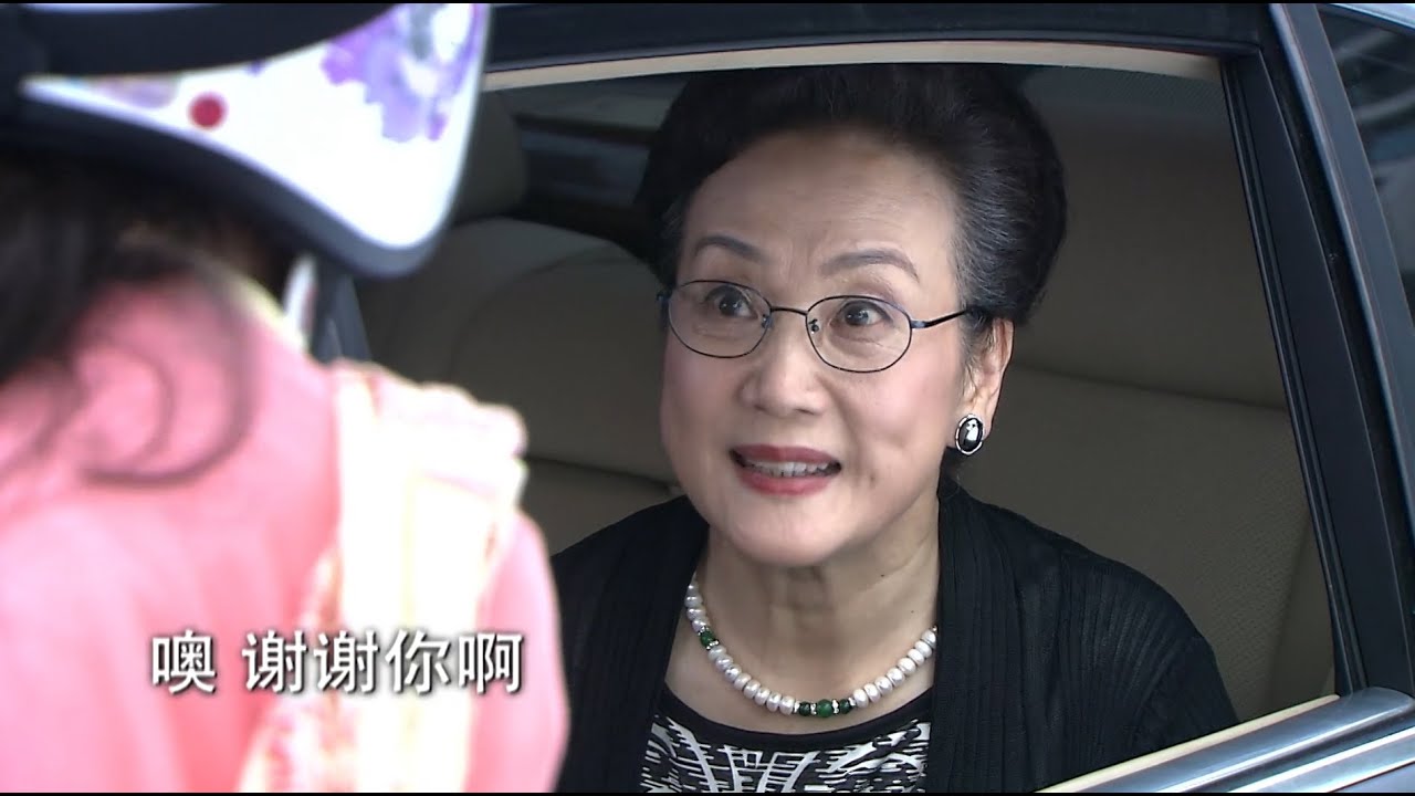 女孩第一天上班路上，幫老奶奶趕走碰瓷男，怎料奶奶就是公司董事長！