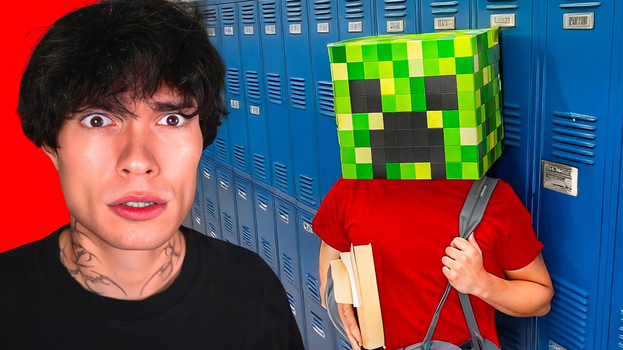 Il porte un masque MINECRAFT pour CACHER son VISAGE