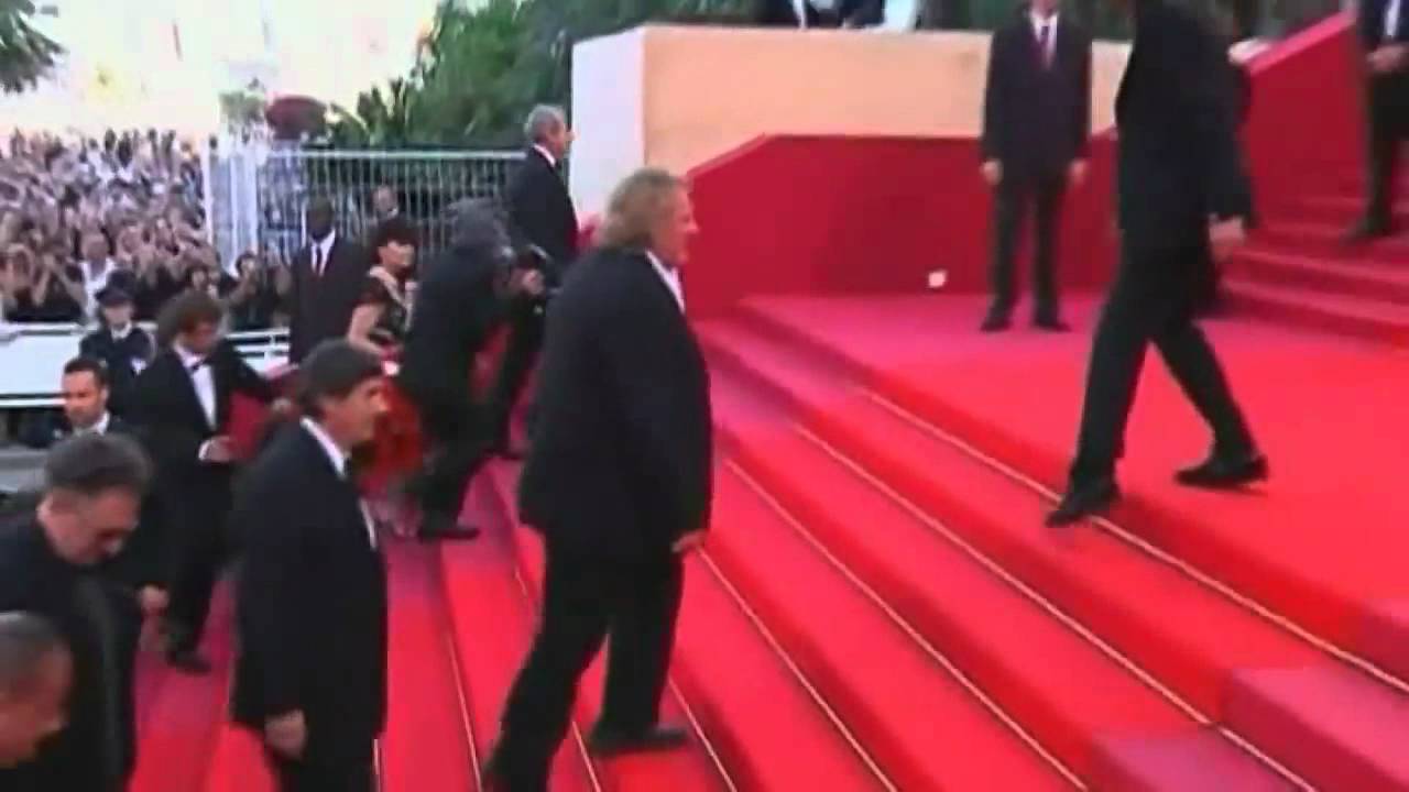 Gerard Depardieu pees in plane cabin