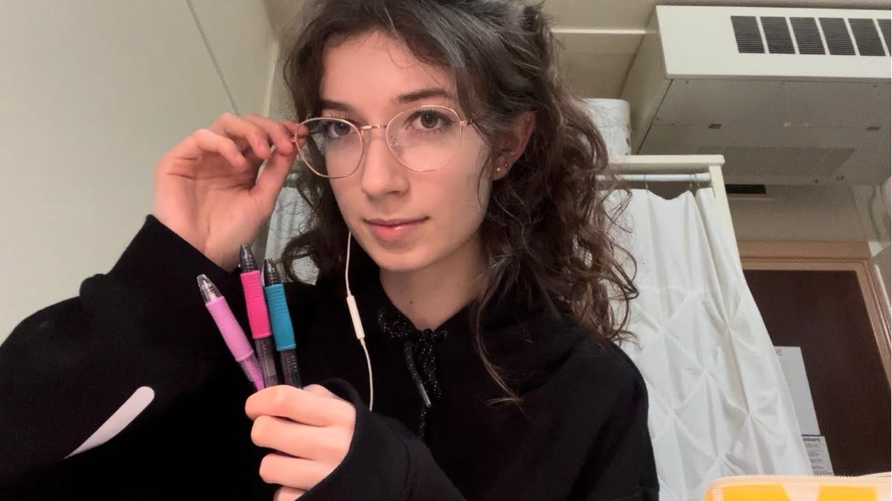 Студент-художник ASMR рисует тебя (тихая речь, очень лоу-фай ролевая игра)