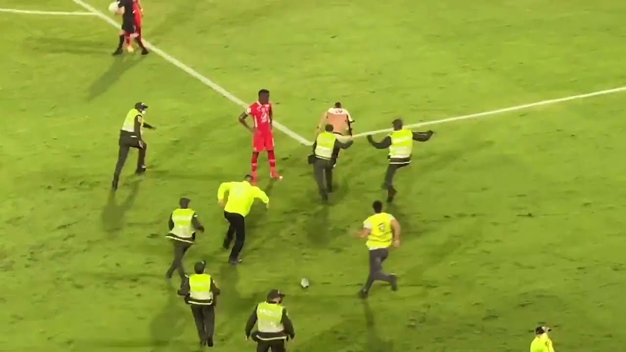 ¡BATALLA CAMPAL! Hinchas del América invadieron la cancha sobre el final del partido VS Nacional