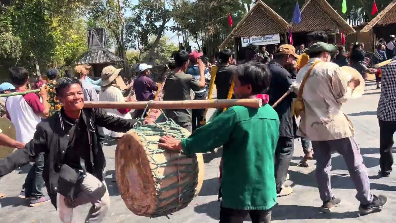 ກ້ອນຟ້ອນປະເພດຂອງຊົນເຜົ່າບຣູ ເມືອງອາດສະພອນ ແຂວງສະຫວັນນະເຂດ