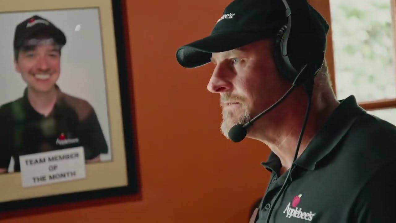 😂 Lions Coach Dan Campbell Becomes Assistant Manager at Applebee’s + Gives Staff Pep Talk