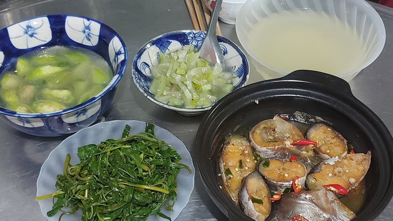 Bữa cơm chiều đơn giản rau luộc và cá hú kho cũng quá tuyệt vời luôn 