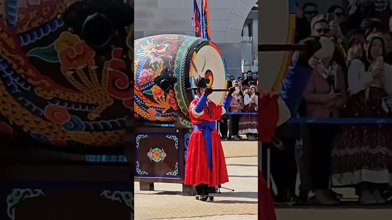 DONT MISS THIS: 10AM Changing of the royal guard ceremony at Gyeongbokgung Palace.
