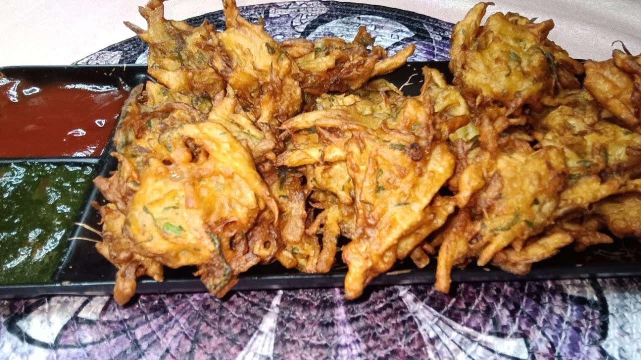 Ramzan Special Crispy Aloo Pyaj Pakoda || Street Style Iftar Snacks Recipe || COOK WITH INAYA 