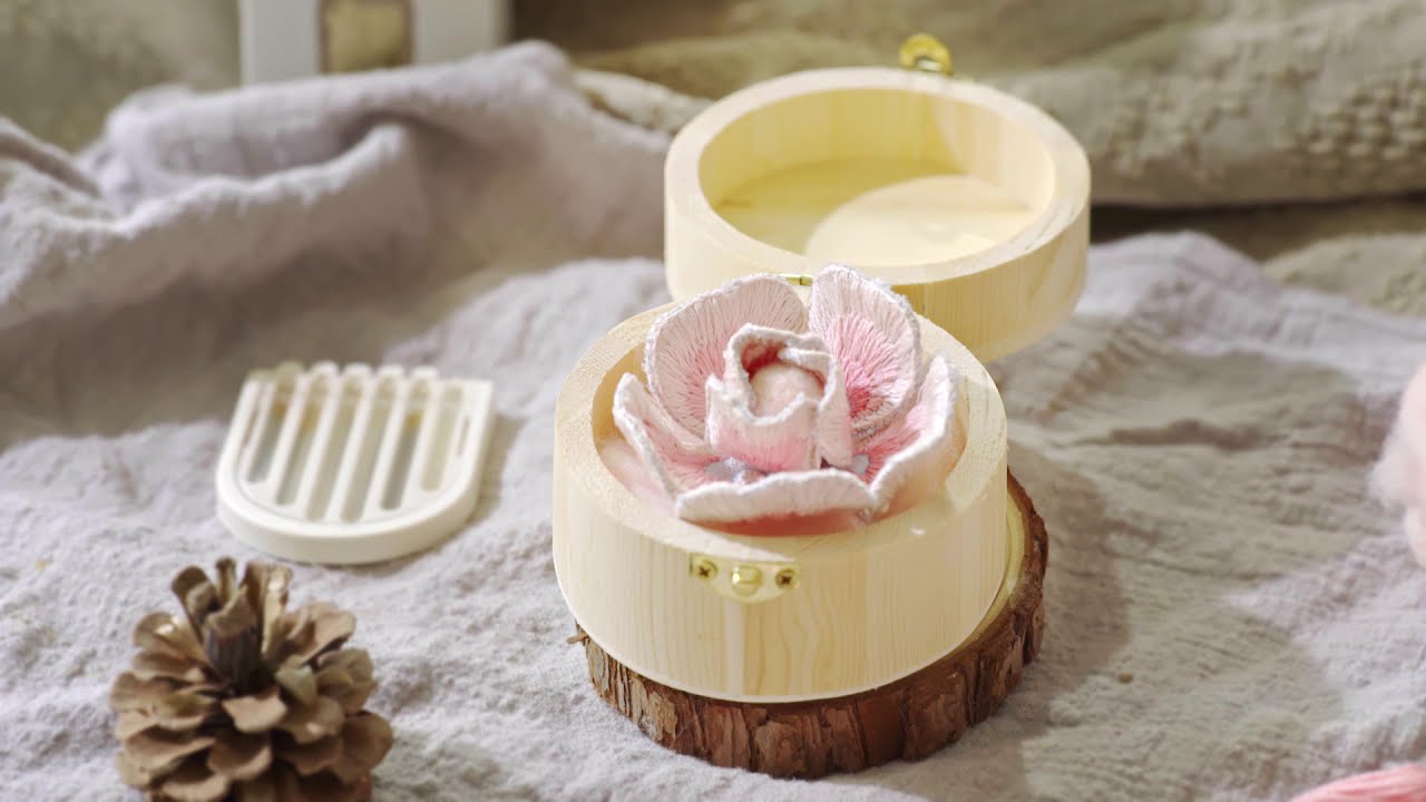 亲手做个满满爱意的刺绣胸针送给妈妈吧～