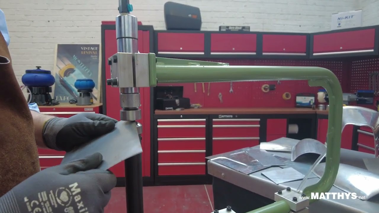 PLANEERHAMER PNEUMATISCH 60 CM MET 3 STEMPELS OP VOET