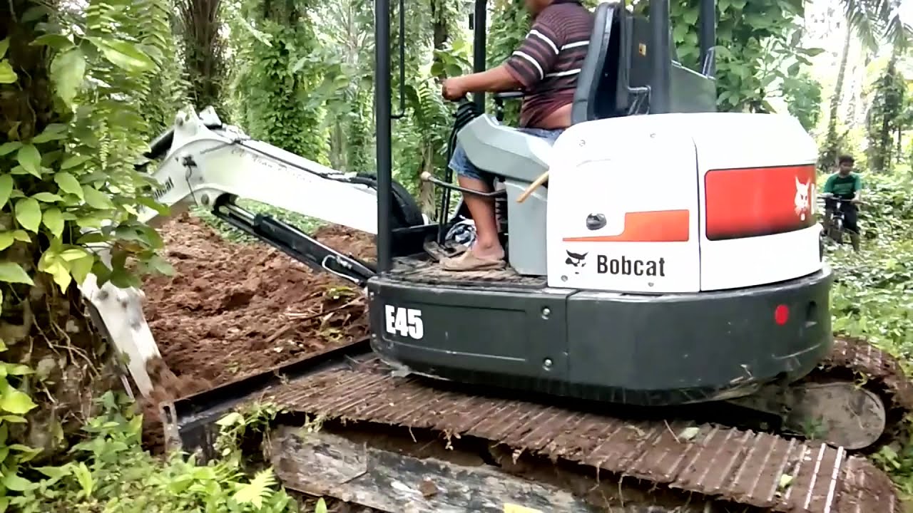 BOB CAT MINI ESCAVATOR E45