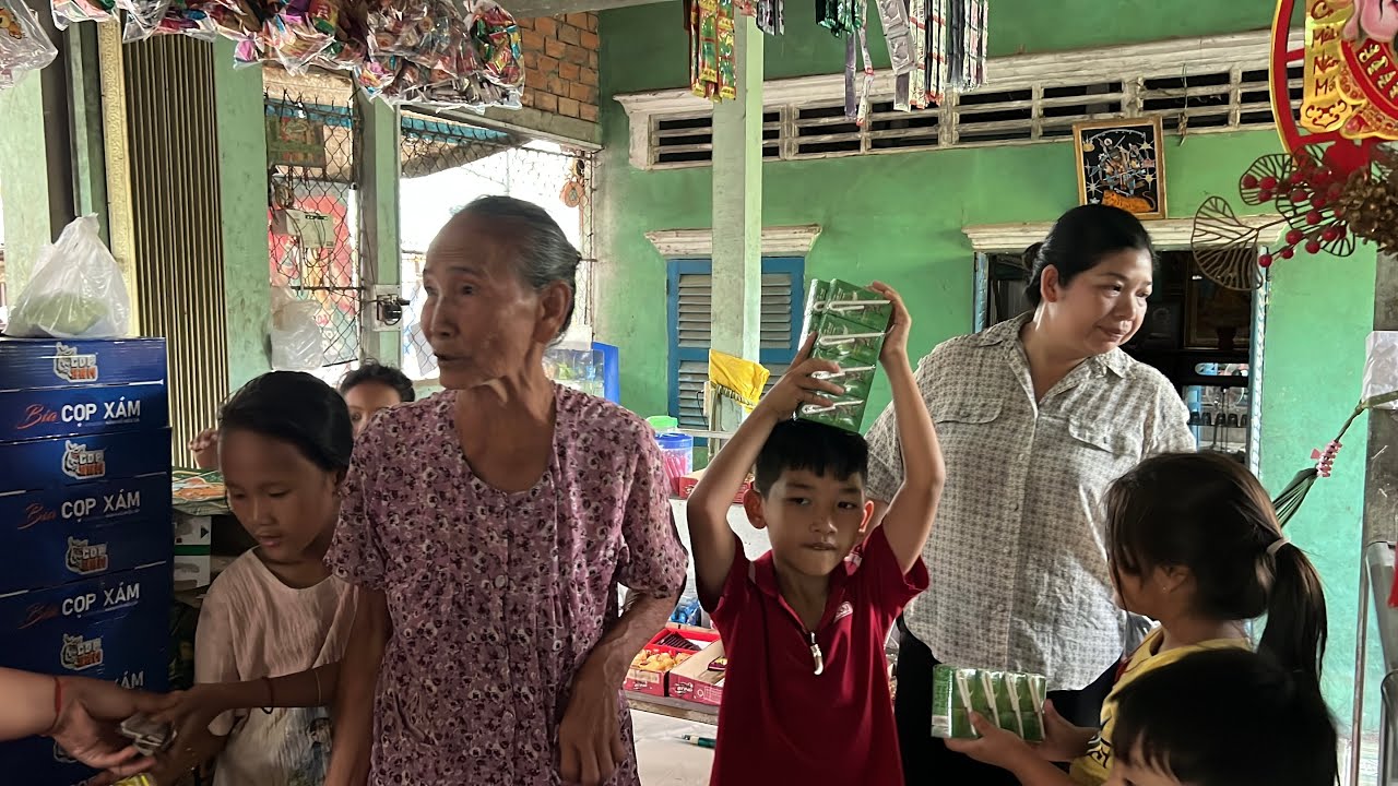 Bất ngờ mẹ chồng nàng dâu rủ nhau ra quán tập hóa làm bà con hàng xóm ai cũng ngỡ ngàng 