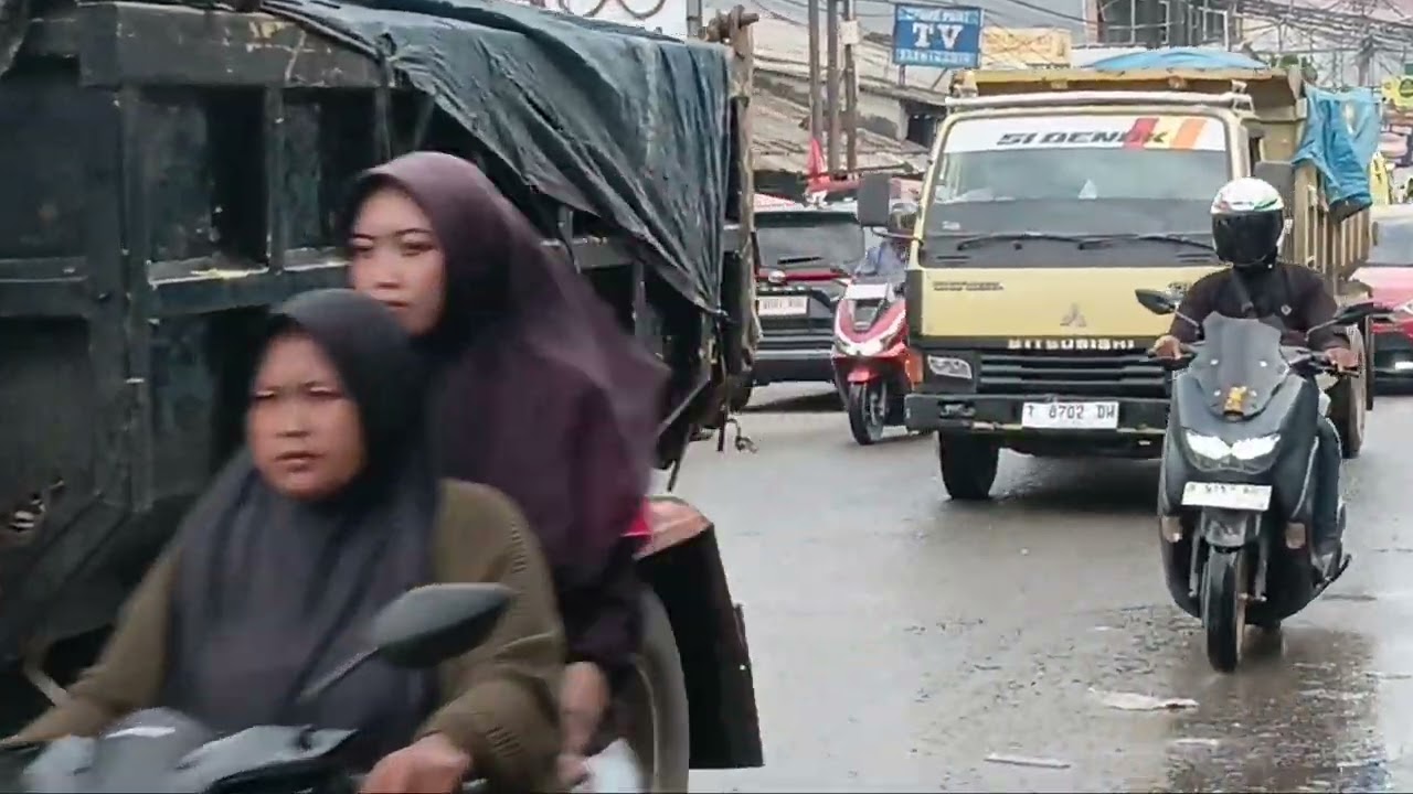 #GAWAT hujan badai akan datang di kawasan industri cikarang indonesia,lalu lintas macet 🤗