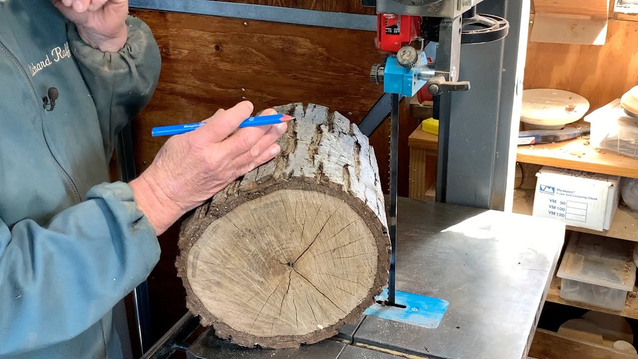 Ричард Раффан превращает 12-дюймовое бревно ореха в заготовки для токарной обработки дерева.