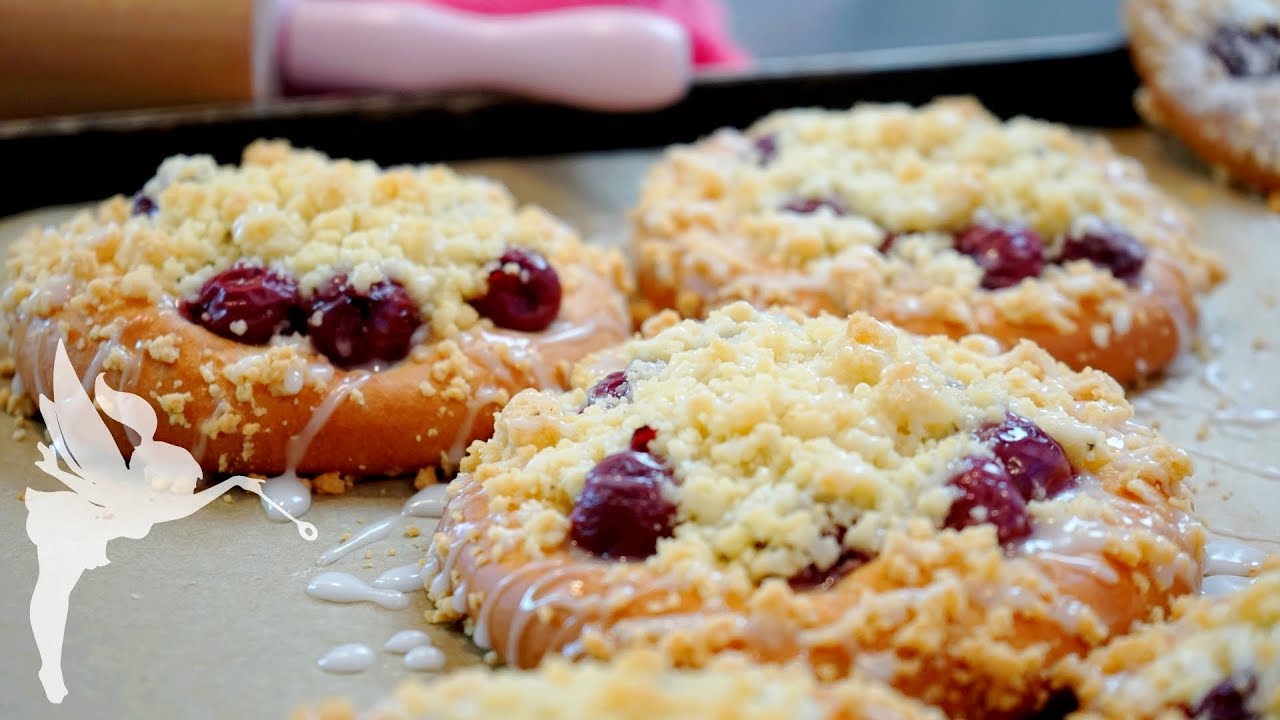 Streuseltaler mit Kirschen - Hefeteilchen mit Kirschen & Butterstreusel - Kuchenfee