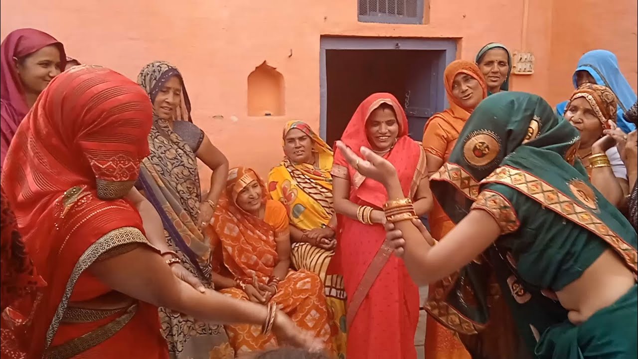 लड़के की बारात चढ़ाके औरतों का खोईया शुरू (तमाशा) बच्चे ना देखें वीडियो गाना खेले गिल्ली बल्ला