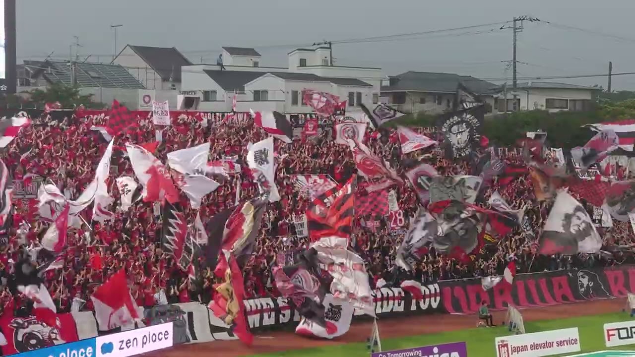 【浦和レッズ】選手入場から試合開始 横浜FCの大型フラッグの中で選手入場2023061