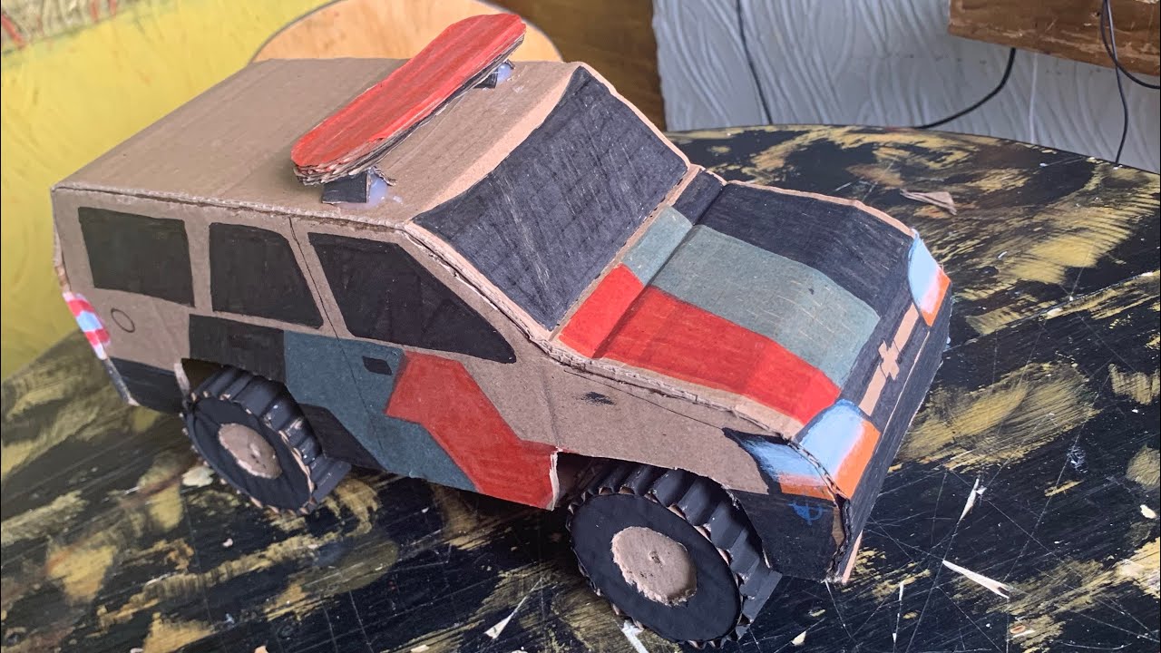 Carro da policia de papelão