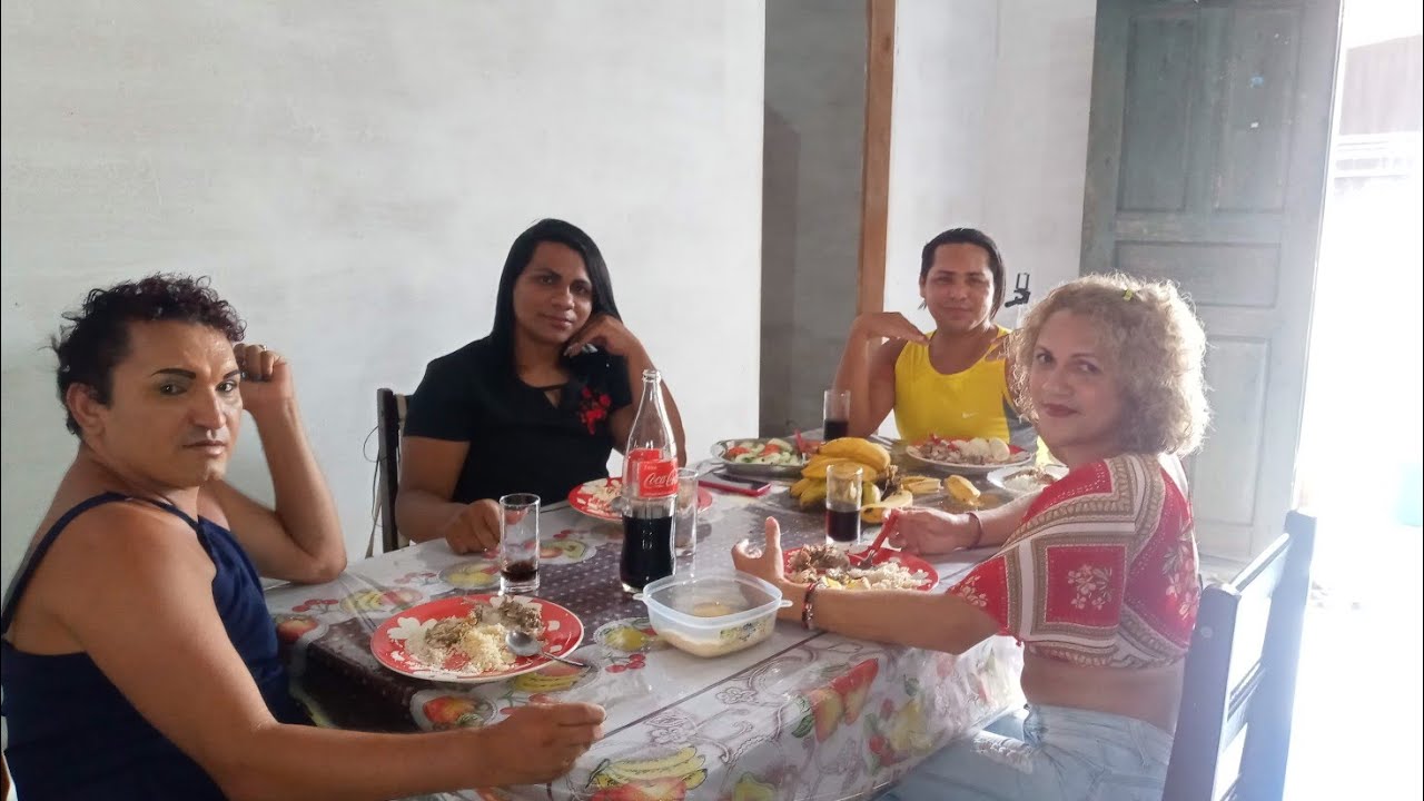 ALMOÇANDO COM AS AMIGAS TRANS....