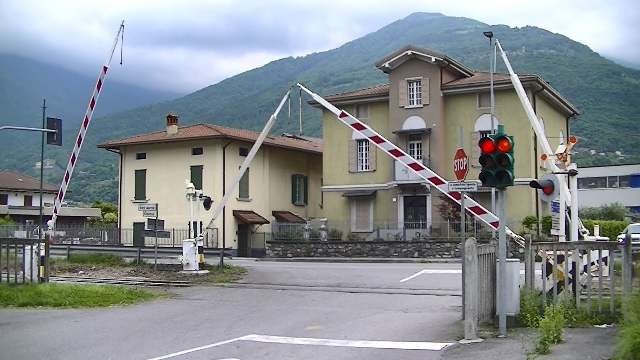 Spoorwegovergang Artogne (I) // Railroad crossing // Passaggio a livello