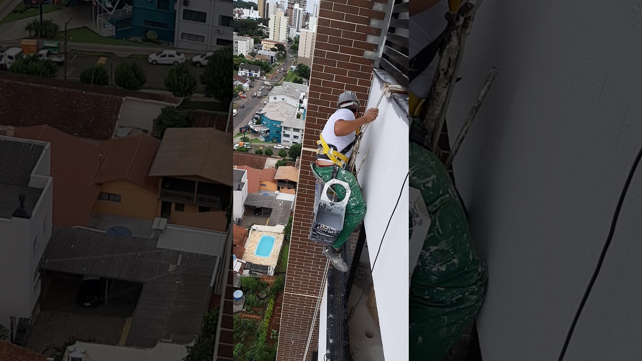 Descendo na cadeirinha no prédio EM CHAPECO SC