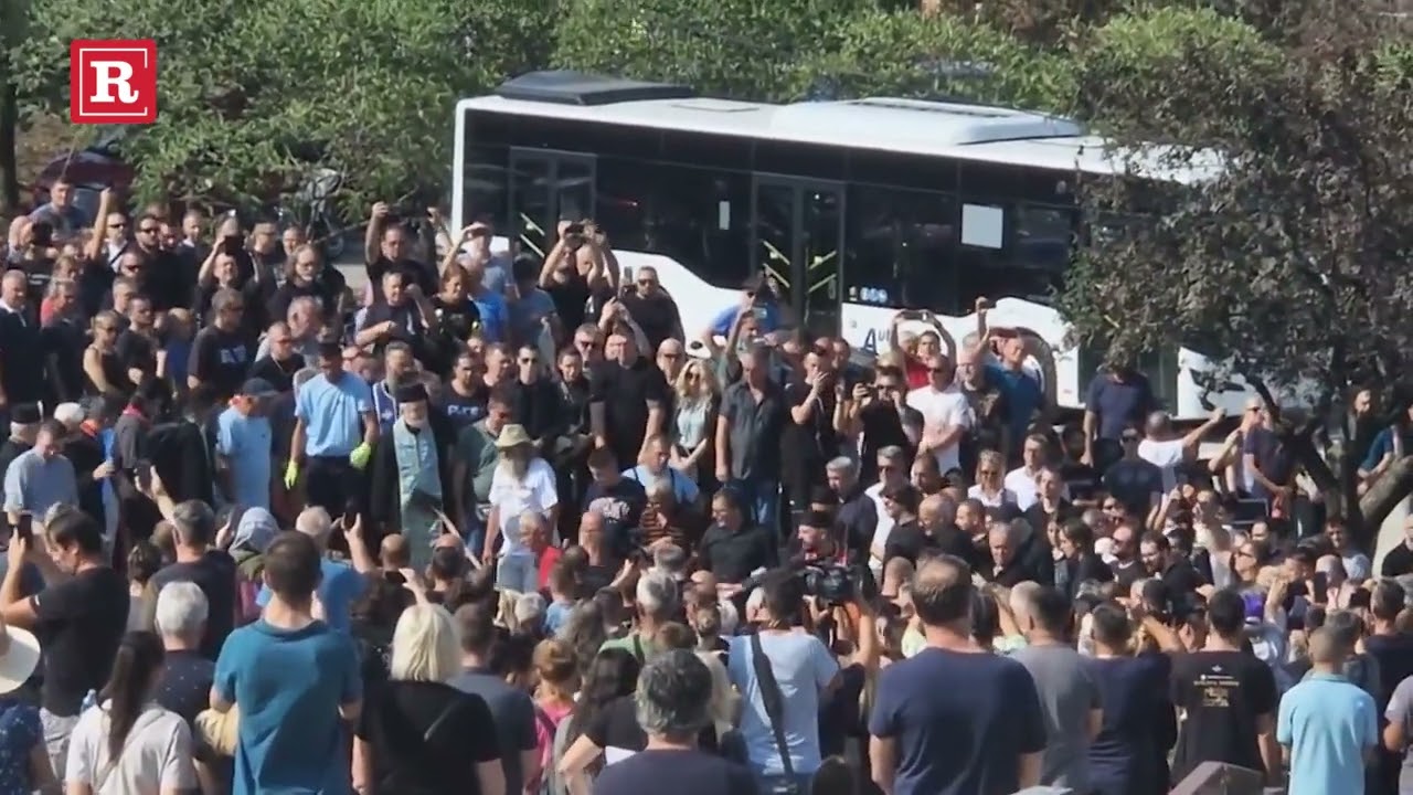 Bora Đorđević sahranjen uz pesmu Riblje čorbe, ore se aplauzi i uzvici na groblju