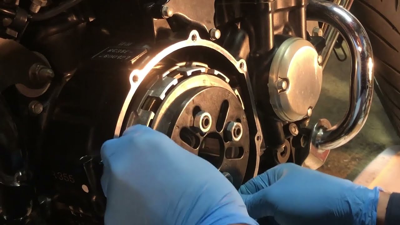 Honda CB750 Nighthawk Clutch Replacement (Part 4/11) -- clutch-pack removal