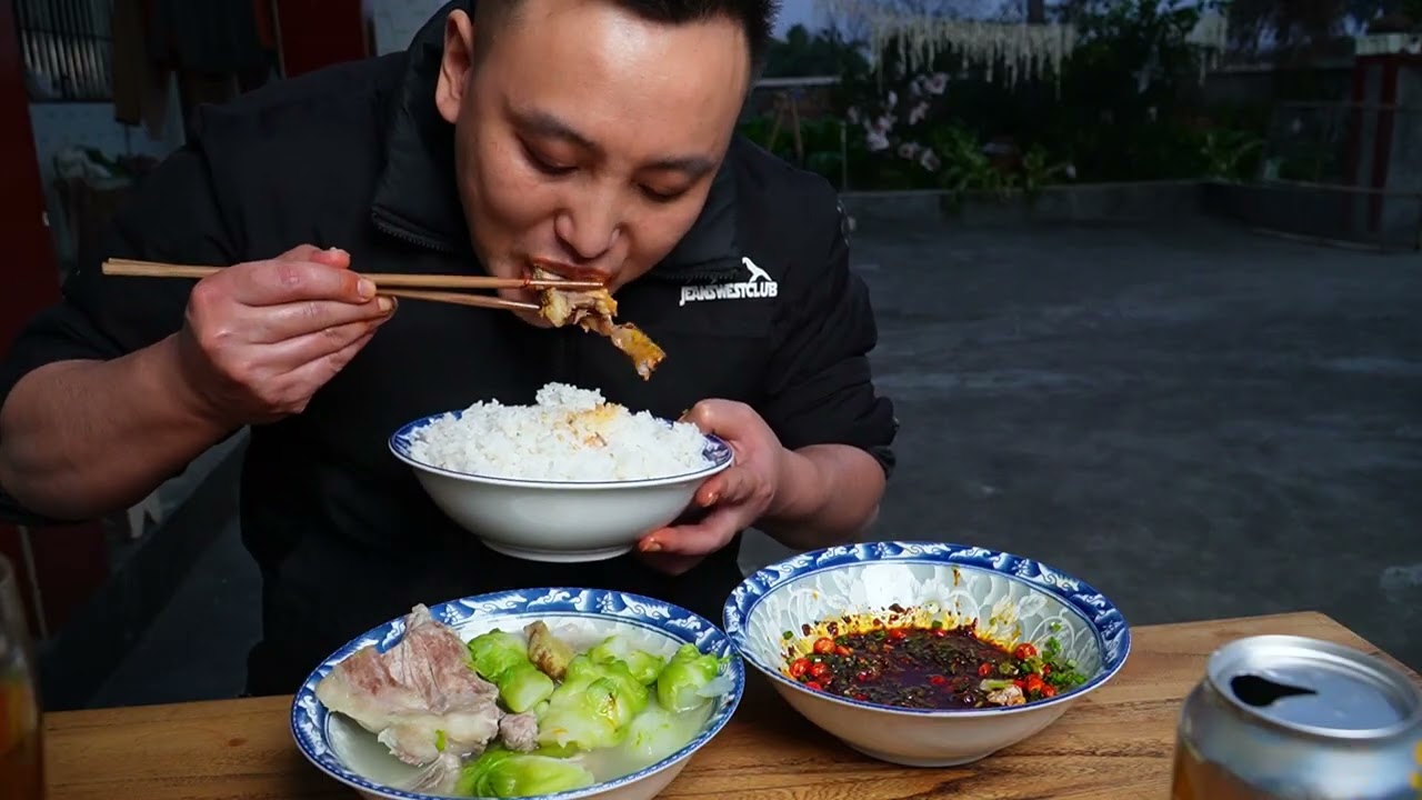 四川人冬天必吃的“儿菜”到底啥味道？和排骨一炖，蘸上红油，香迷糊了！