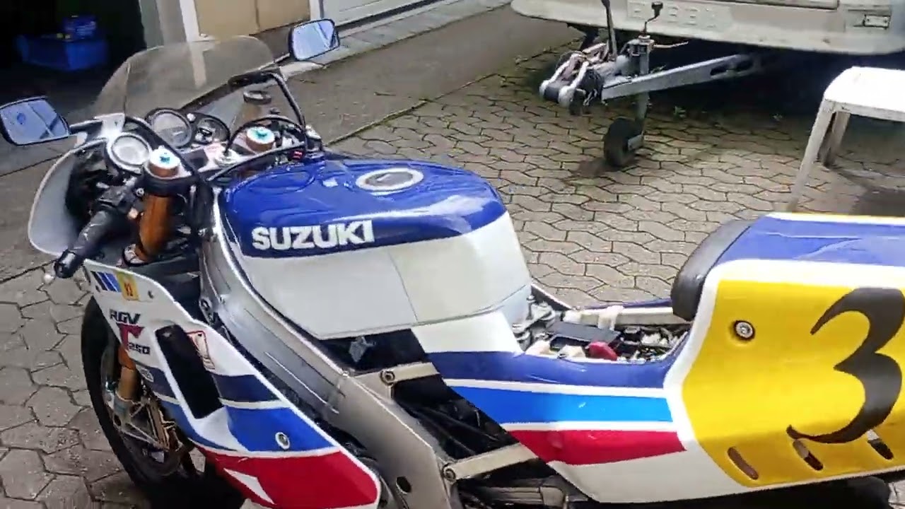 Suzuki rgv 250 walking around and warm Up   270c.c kit 3 by Fischer