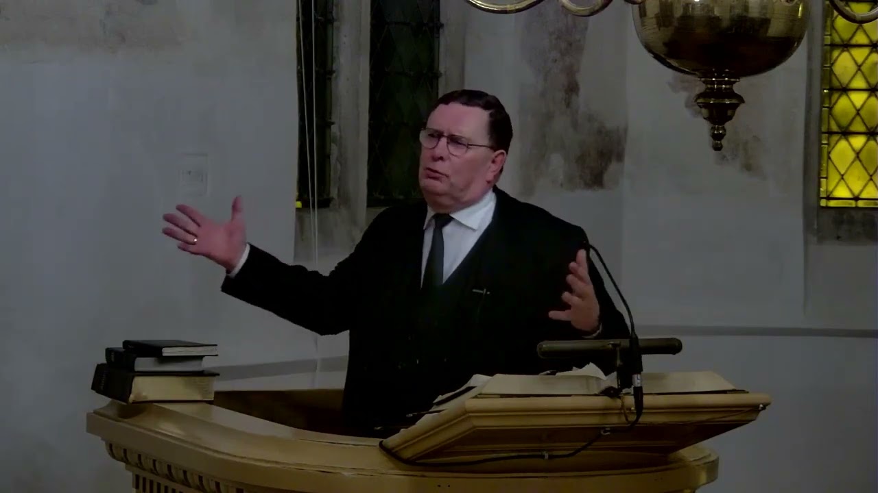Ik heb er zo vaak om gebeden dominee maar God heeft nog nooit naar mij gehoord . Bent u versteend?