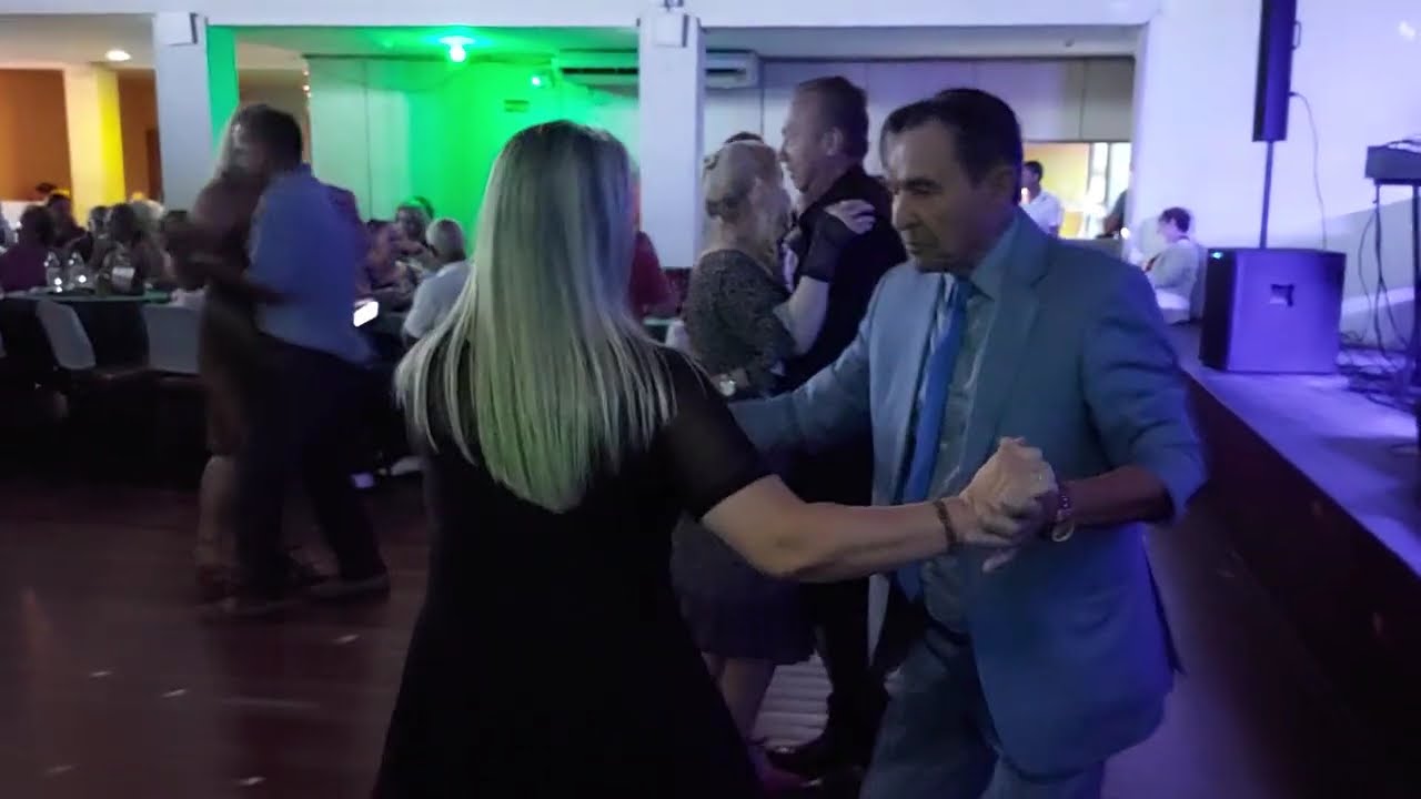 A Beleza ,o ritmo e a delicadeza de Cris Fogassi e seu marido deslizando pelo salão me alegra a alma
