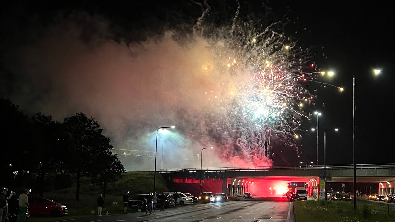 Uitzinnige Go Ahead-fans wachten spelersbus op, feest bij afrit A1 Deventer