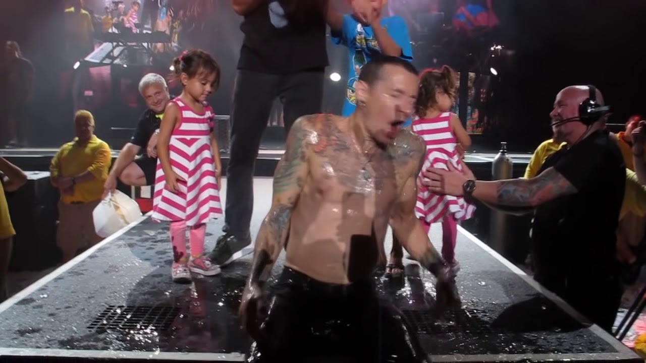 Chester Bennington of Linkin Park Does the ALS Ice Bucket Challenge