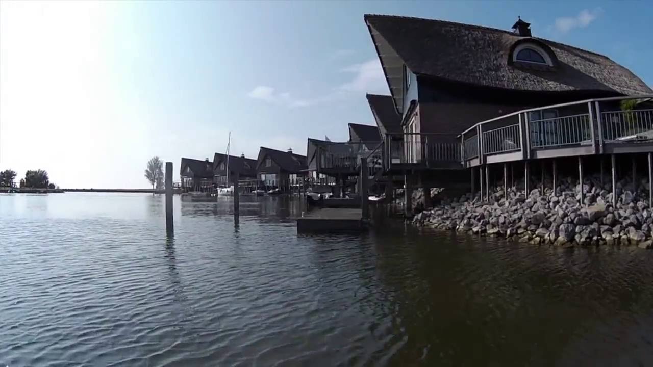 Bootsfahrt durchs Beach Resort