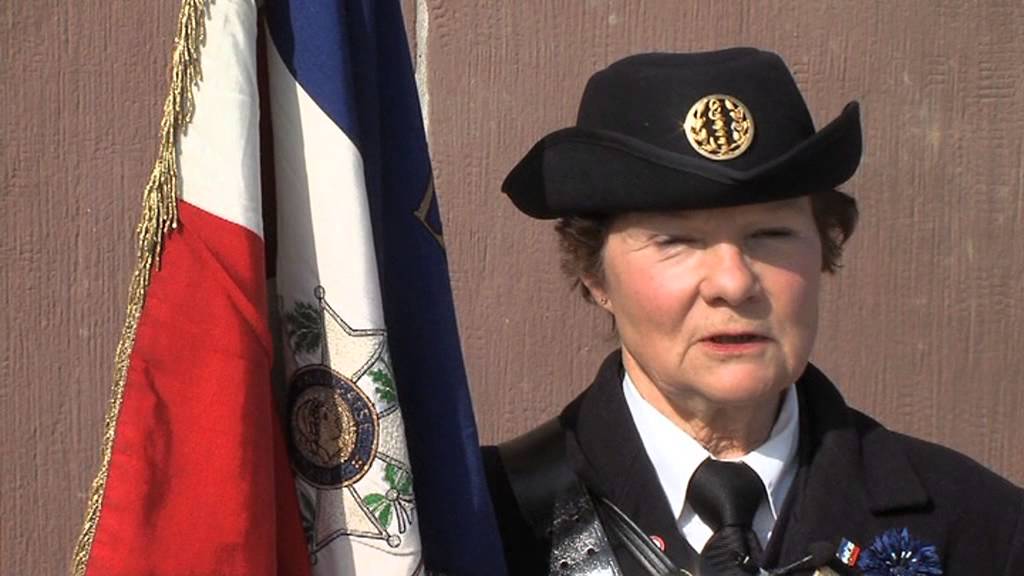 hommage aux soldats les monuments les porte drapeaux