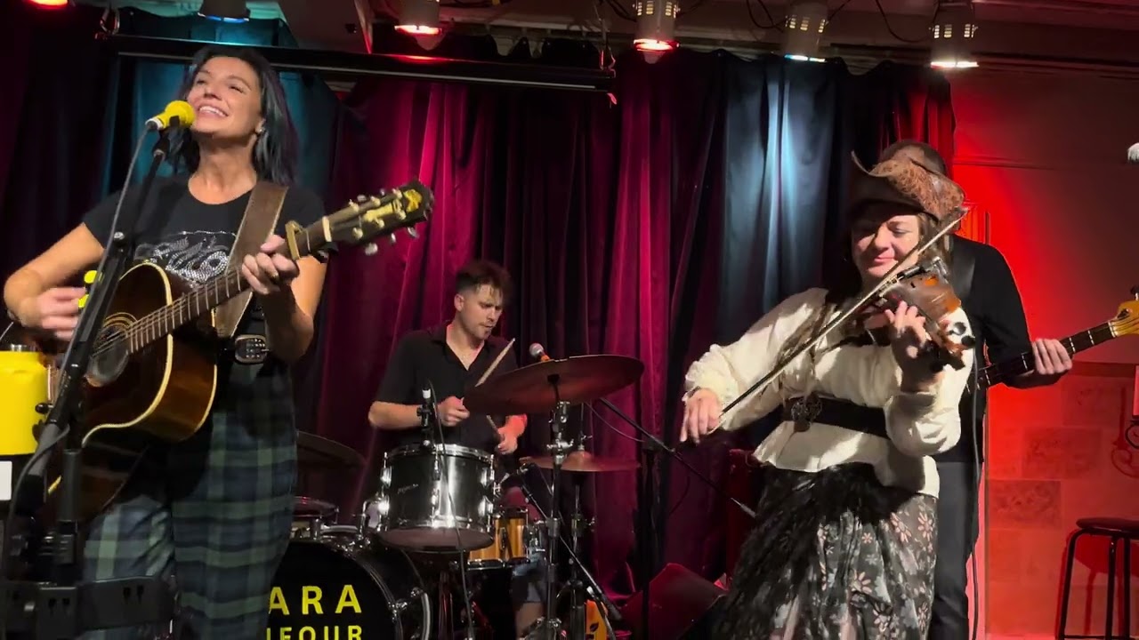 Pub Royal, chantée par Sara Dufour, fête de Karl