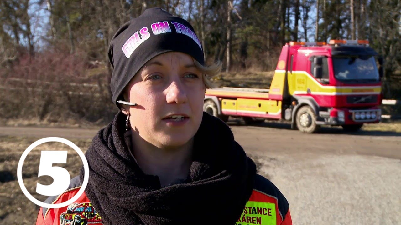 Vägens hjältar | Kvinnans bil fastnade mellan bommarna - påkörd av tåget