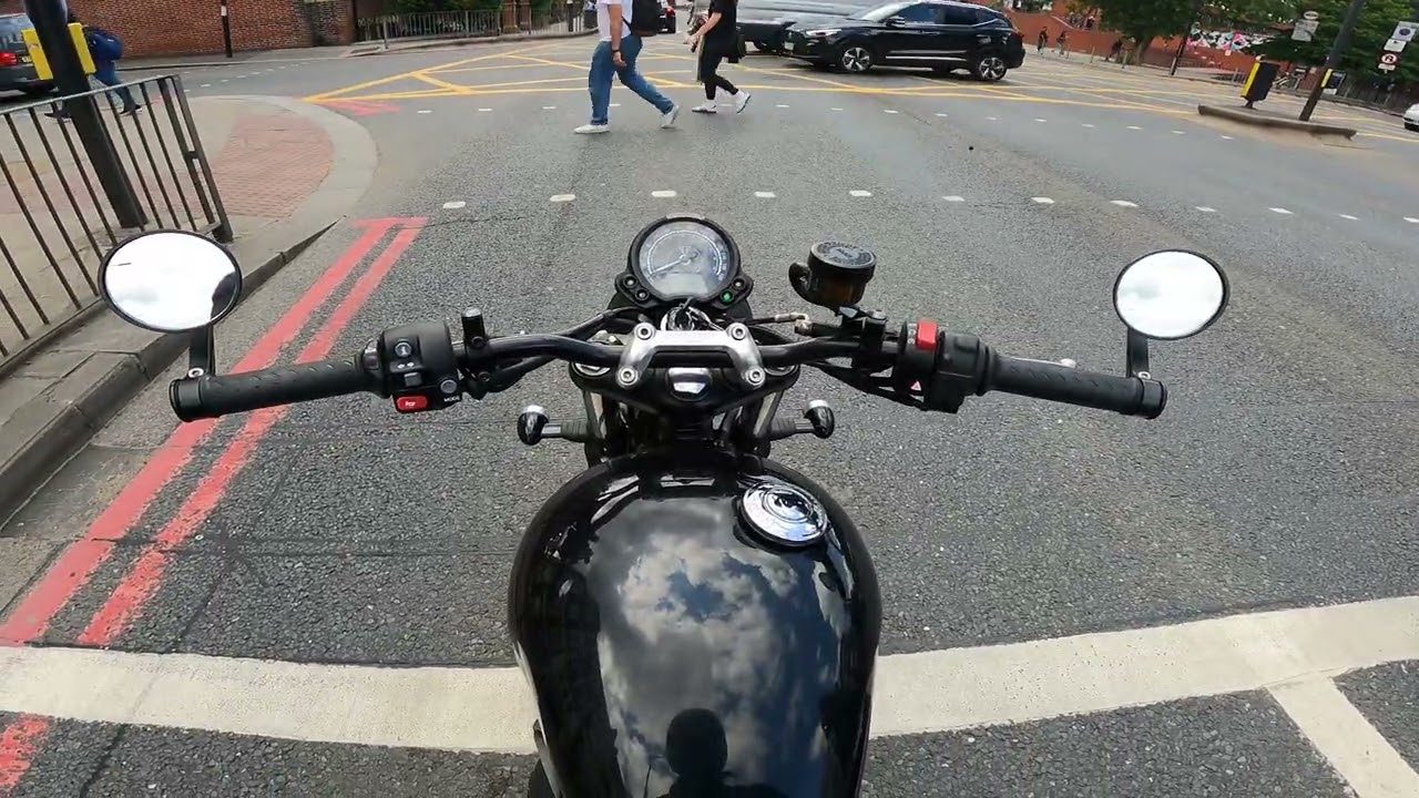 Weaving through traffic.  London 🇬🇧 4K Triumph Bonneville