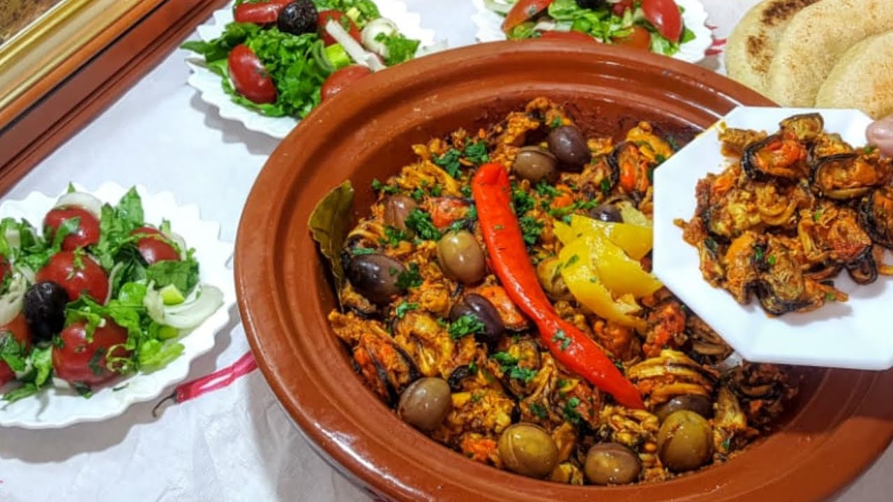 طاجين بوزروك او بلح البحر الاكلة المفضلة عندي تناكل نصه في الطريق 😀عاد ندخلو لدار شكون بحالي🤗