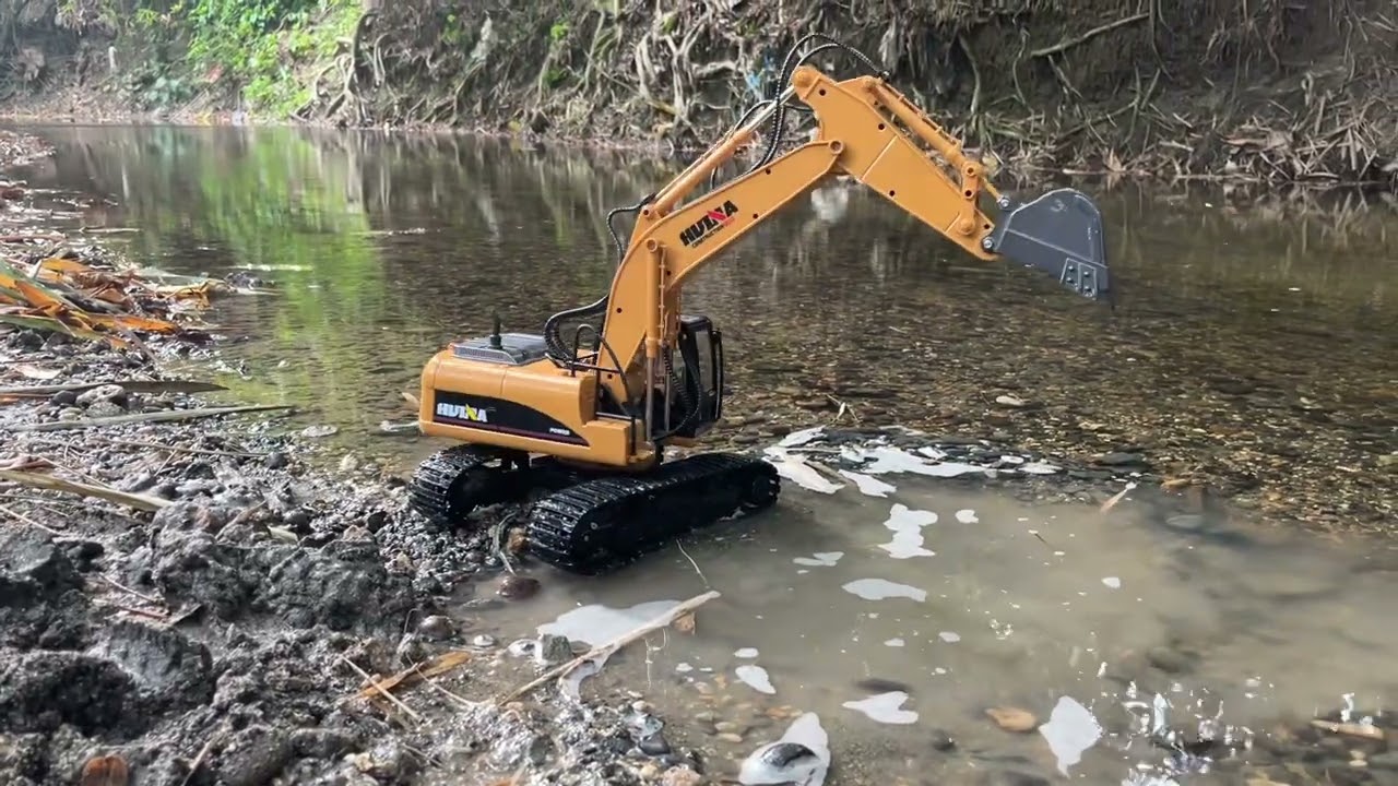 (Huina excavator 1:14 scale) digging in the river (8minutes)