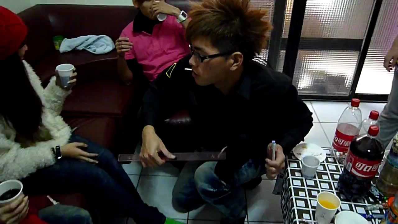 搔癢腳底板並且喝完一杯可樂