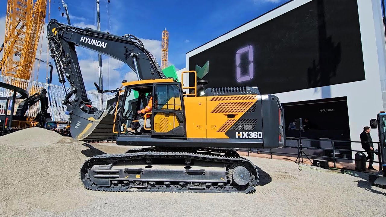 Демонстрация нового экскаватора Hyundai нового поколения HX360 на выставке Bauma 2025