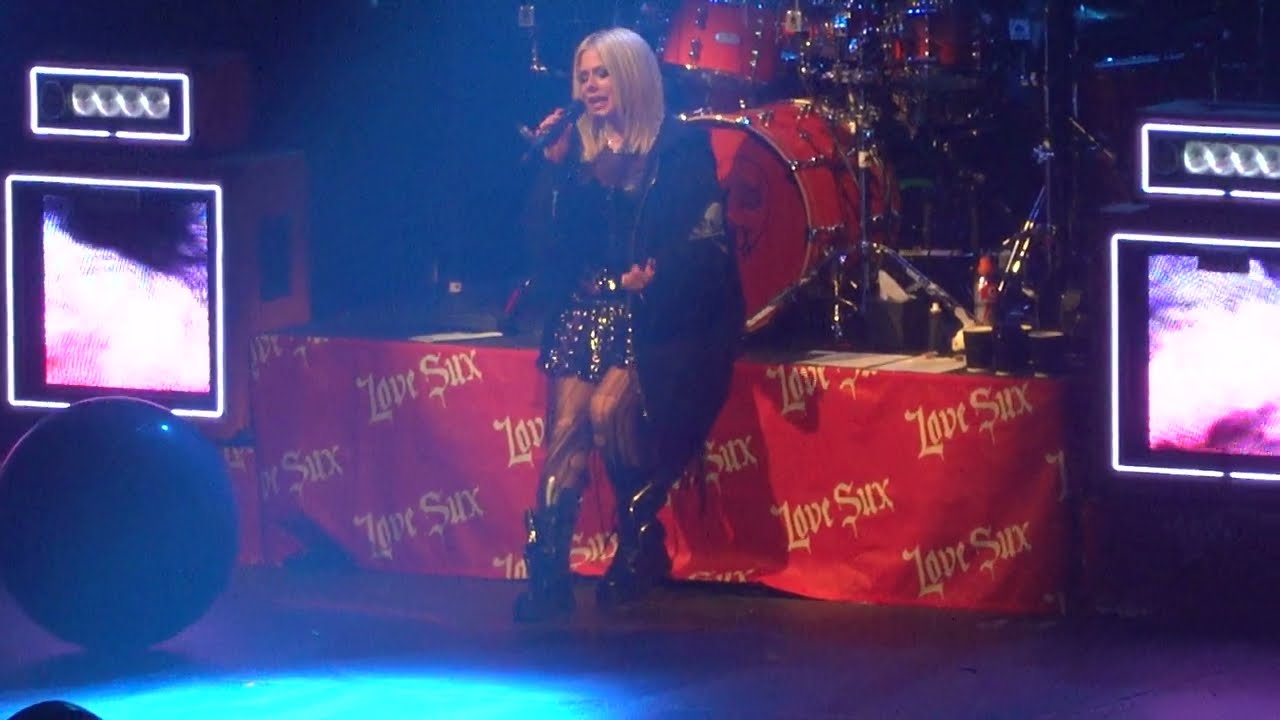Avril Lavigne - ‘Avalanche’ Live in Paris - LOVE SUX TOUR