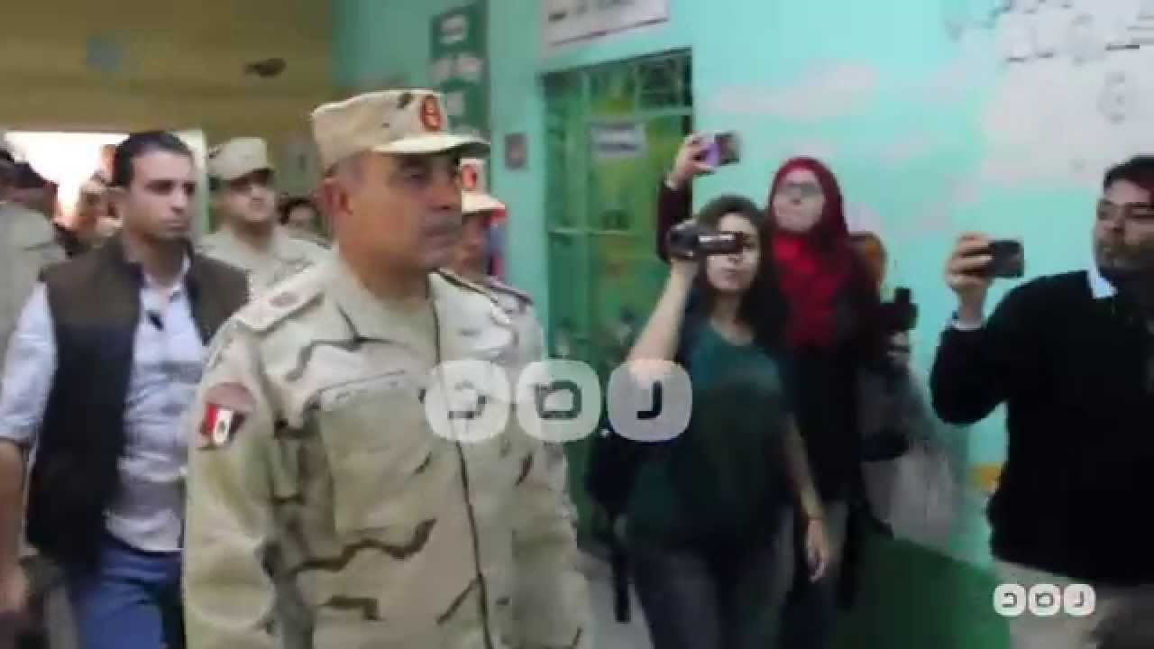 رصد | قائد المنطقة المركزية اللواء أركان حرب ايمن عامر يتفقد إحدى اللجان الانتخابية بالزمالك