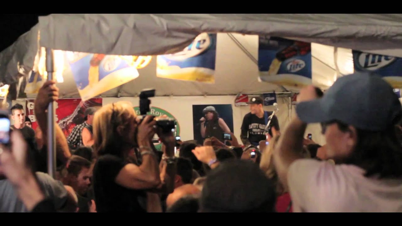 Brian Johnson from ACDC sings T.N.T. LIVE!!!!!