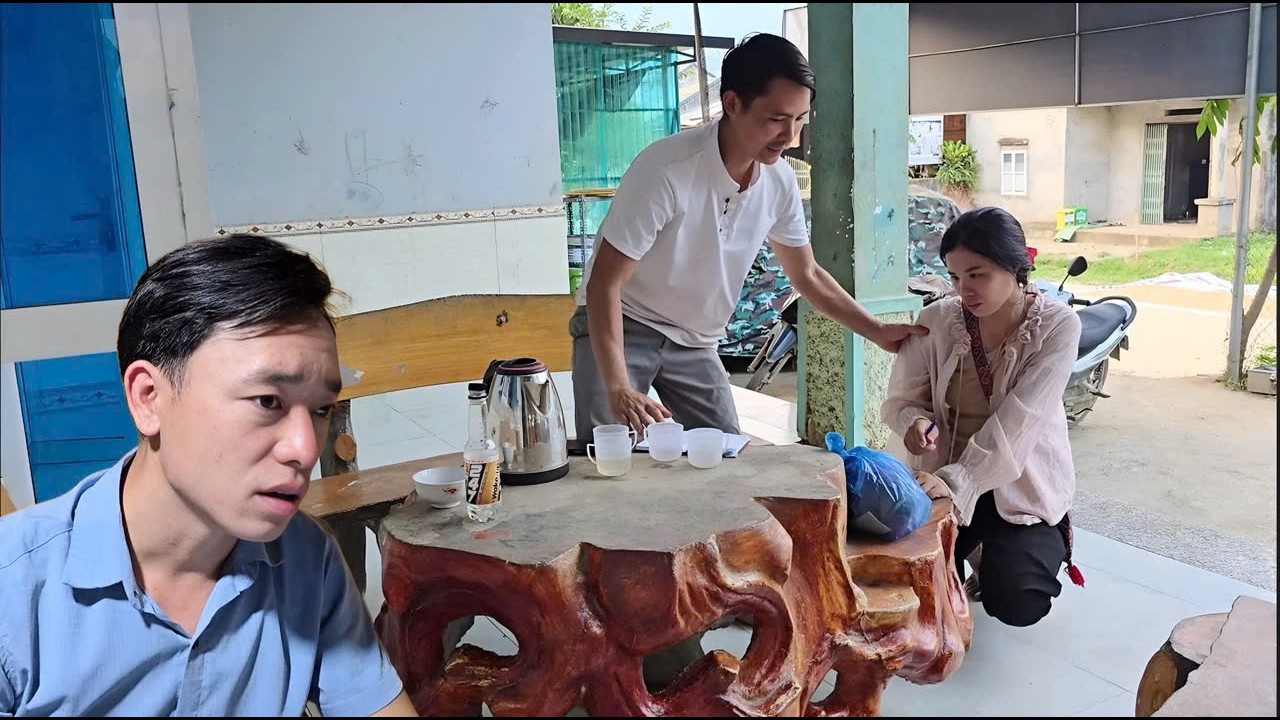 Mận went to see Bảo's colleague and begged him not to withdraw his investment.