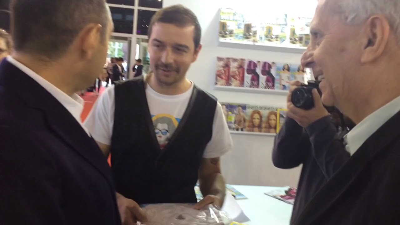 Ministar Vulin odbija da prihvati na poklon majicu sa likom 