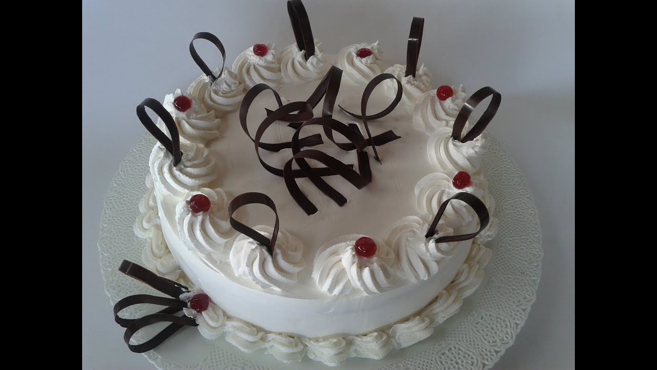 Decorare una torta di compleanno con panna montata
