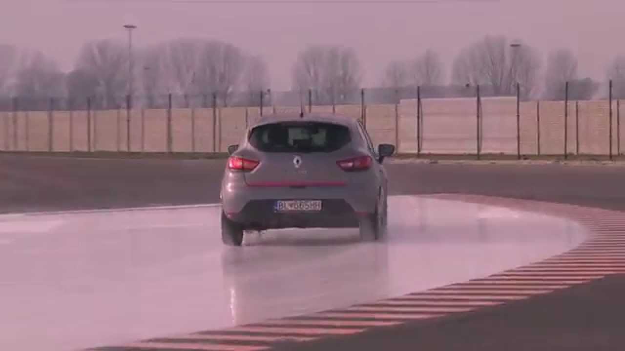 Videoautoškola: Začiatočníci skúšali zvládať nedotáčavý šmyk (III. časť)