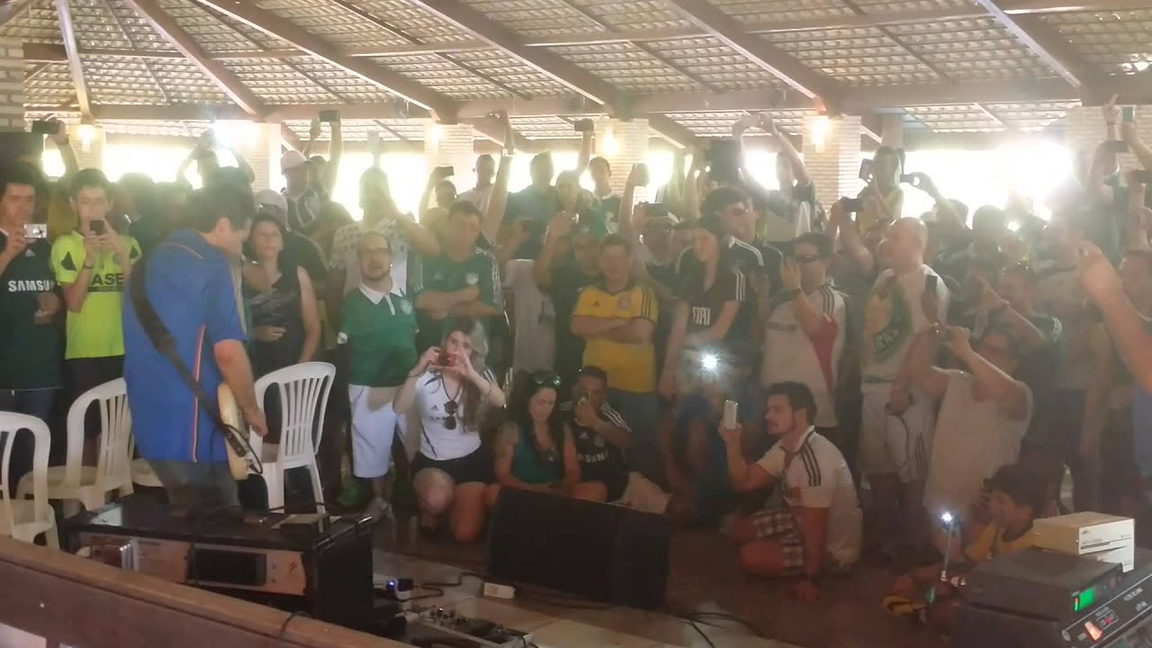 Marcos Kleine toca o hino do Verd&atilde;o em Rio Preto