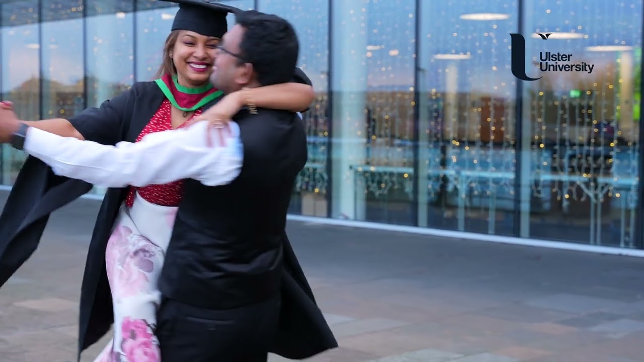 Основные моменты зимней церемонии вручения дипломов в Ольстерском университете 2025 года.