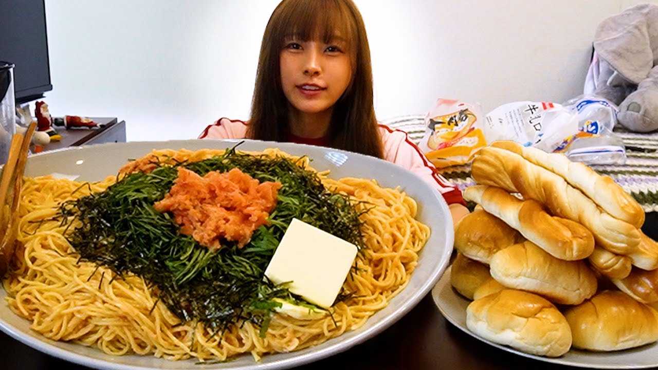 【大食い】大盛りたらこパスタとパンのお昼ご飯